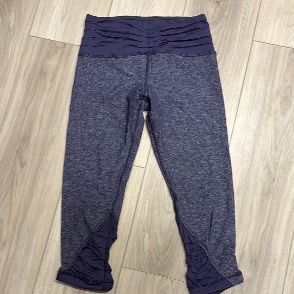 Women’s lululemon crop (heathered navy color)
